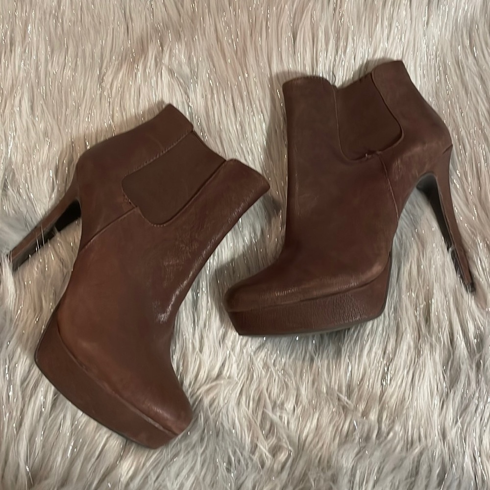 NWOT Gianni Bini stiletto heel booties